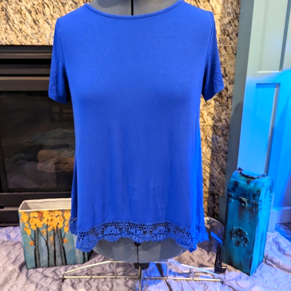 Blue tee with crochet bottom - L